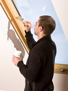 Malowanie lakierem okien dachowych